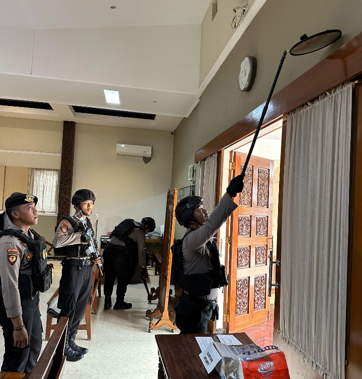 Personel Polres Jepara saat melaksanakan sterilisasi Gereja jelang peringatan Jumat Agung Wafat Isa Almasih.