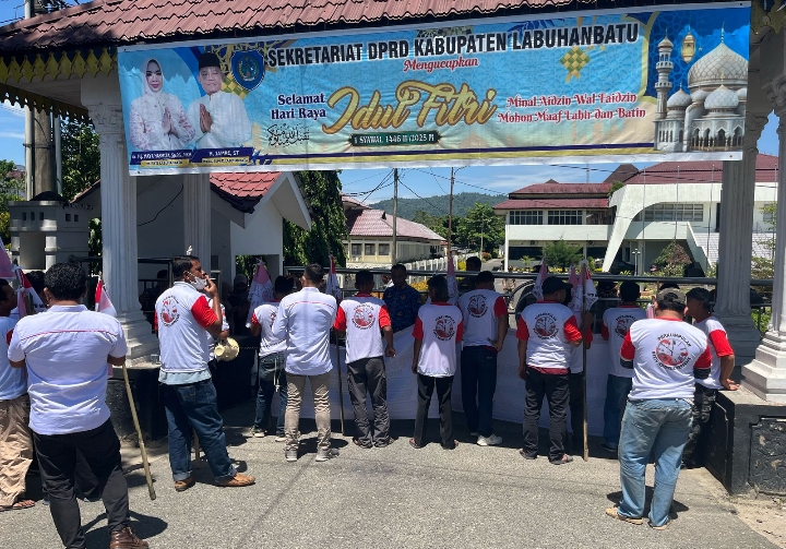 Massa aksi saat geruduk kantor DPRD Labuhanbatu.