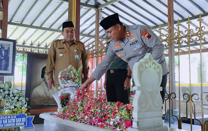 Forkopimda Blora saat ziarah ke makam RA Kartini.