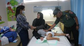 Dandim 0718/Pati Letkol Inf Jon Young Saragi, S.Sos., M.I.P, saat menjenguk anak Warakawuri yang sakit.