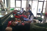 Nampak para peserta sedang donor darah di aula kantor KPH Randublatung.