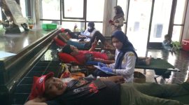 Nampak para peserta sedang donor darah di aula kantor KPH Randublatung.