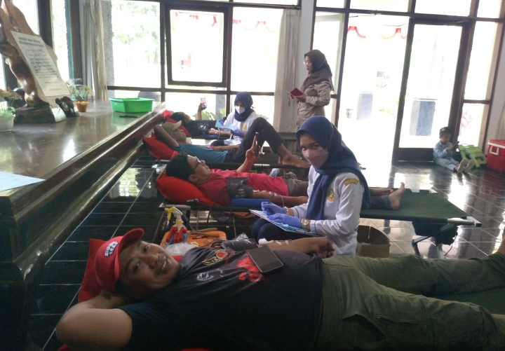 Nampak para peserta sedang donor darah di aula kantor KPH Randublatung.