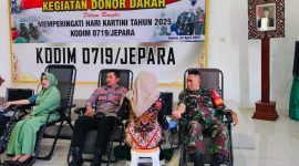 Personel Polres Jepara dan prajurit Kodim, saat melakukan donor darah.