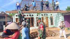 Koramil Tambakromo Pati saat bantu warga terdampak angin puting beliung.