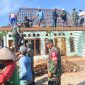 Koramil Tambakromo Pati saat bantu warga terdampak angin puting beliung.