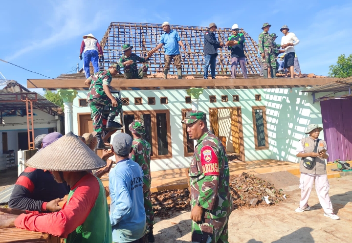 Koramil Tambakromo Pati saat bantu warga terdampak angin puting beliung.