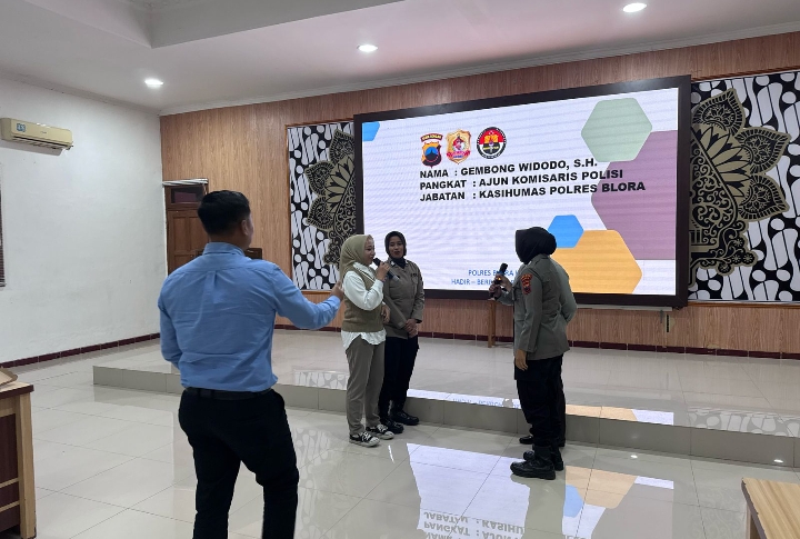 Polwan Polres Blora, saat latihan video reportase di Mapolres setempat.