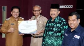 Wali Kota Salatiga Robby Hernawan, saat menyerahkan hibah kepada ormas usai kegiatan Rapat Forkopimda bersama Ormas di Ruang Mini Teater Gedung DPRD Kota Salatiga. (22/4/2025).