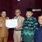 Wali Kota Salatiga Robby Hernawan, saat menyerahkan hibah kepada ormas usai kegiatan Rapat Forkopimda bersama Ormas di Ruang Mini Teater Gedung DPRD Kota Salatiga. (22/4/2025).
