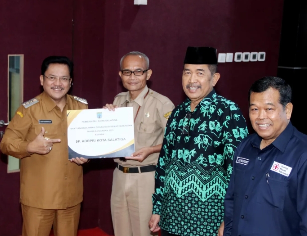 Wali Kota Salatiga Robby Hernawan, saat menyerahkan hibah kepada ormas usai kegiatan Rapat Forkopimda bersama Ormas di Ruang Mini Teater Gedung DPRD Kota Salatiga. (22/4/2025).