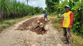 Akses jalan di Desa Nglebak, Kec. Kradenan, Kab. Blora, nampak belum dibeton atau diaspal.