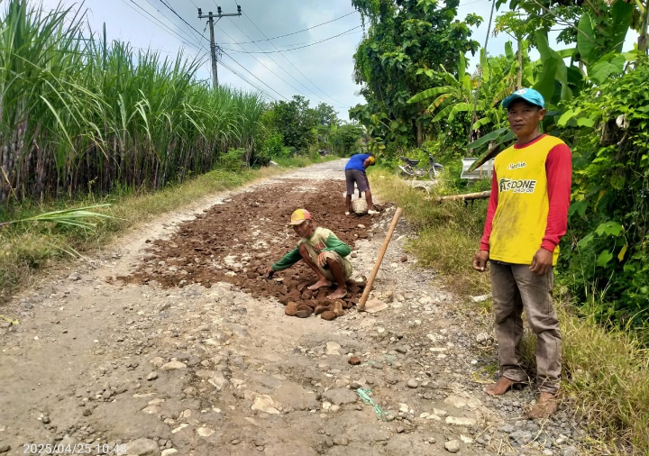 Akses jalan di Desa Nglebak, Kec. Kradenan, Kab. Blora, nampak belum dibeton atau diaspal.