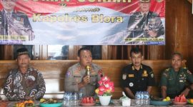 Kapolres Blora AKBP Wawan Andi Susanto, saat menampung keluhan masyarakat pada kegiatan Jumat Curhat.