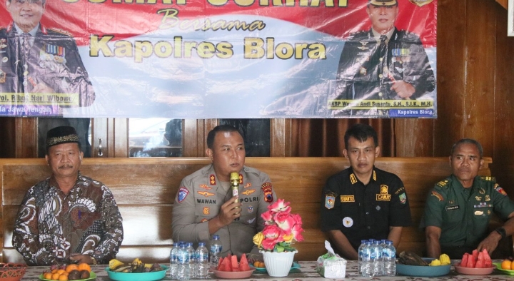 Kapolres Blora AKBP Wawan Andi Susanto, saat menampung keluhan masyarakat pada kegiatan Jumat Curhat.