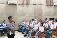 Kanit Kamsel Satlantas Polres Jepara Ipda Hariyono, saat memberikan Pelatihan terhadap anggota baru PKS dari siswa kelas X dan XI.