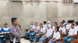 Kanit Kamsel Satlantas Polres Jepara Ipda Hariyono, saat memberikan Pelatihan terhadap anggota baru PKS dari siswa kelas X dan XI.