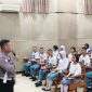 Kanit Kamsel Satlantas Polres Jepara Ipda Hariyono, saat memberikan Pelatihan terhadap anggota baru PKS dari siswa kelas X dan XI.