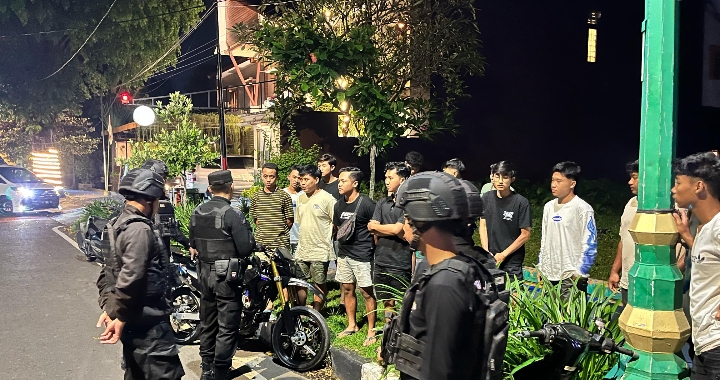 Tim Siraju Polres Jepara Gelar Patroli rutin. Nampak petugas sedang memberikan imbauan kepada sejumlah remaja.