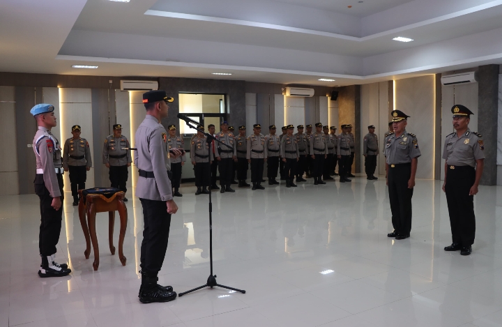 Upacara kenaikan pangkat pengabdian 2 personel Polres Demak.
