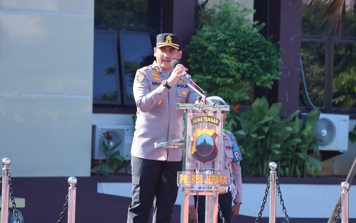 Kapolres Jepara AKBP Erick Budi Santoso, saat memberikan pengarahan kepada personelnya.