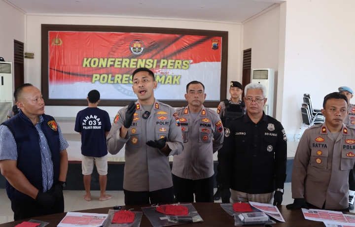 Kapolres Demak AKBP Ari Cahya Nugraha, saat ungkap kasus pencurian mobil dengan menduplikat kunci.