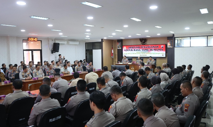 Polres Jepara, saat latihan Pengendalian Massa (Dalmas) dengan penerapan Paradigma Baru Pengamanan Unjuk Rasa (Pam Unras).