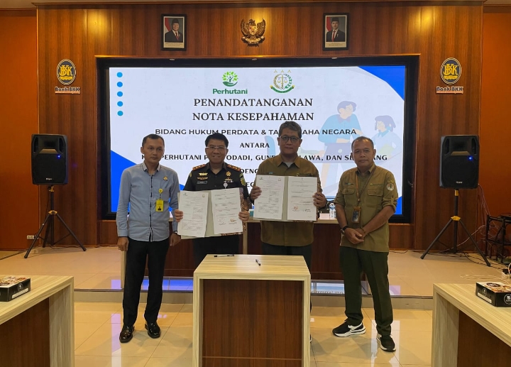 KPH Telawa dan Kejari Grobogan, saat menandatangani Nota kesepahaman penanganan masalah hukum bidang Perdata dan Tata Usaha Negara (PTUN) wilayah Kabupaten Grobogan.