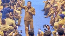 Gubernur Jateng Ahmad Luthfi, saat memberikan pendidikan pada kegiatan Sekolah Antikorupsi di GOR Indoor Jatidiri, Kota Semarang. Selasa (29/4/2025).