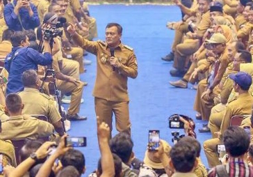Gubernur Jateng Ahmad Luthfi, saat memberikan pendidikan pada kegiatan Sekolah Antikorupsi di GOR Indoor Jatidiri, Kota Semarang. Selasa (29/4/2025).