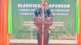 Kepala Desa Sidorekso, M. Arifin, saat membeberkan keunggulan desanya, pada klarifikasi lapangan Lomba Desa 2025 Kabupaten Kudus.