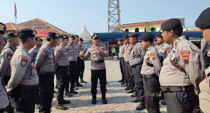 Personel Polres Demak saat dibreafing pengamanan Hari Buruh.