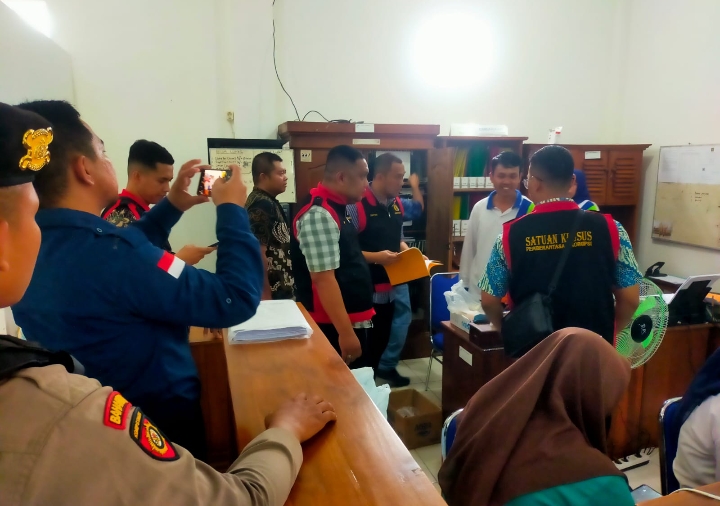 Kejaksaan Negeri Blora, saat melakukan penggeledahan disejumlah tempat di Desa Sogo Kecamatan Kedungtuban, Blora. (2/5/2025).