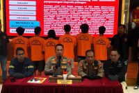 Kapolrestabes Semarang Kombes Pol M.Syahduddi, saat ungkap tindakan anarkis May Day depan Kantor Gubernur Jateng. Nampak 6 tersangka dihadirkan.
