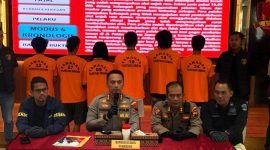 Kapolrestabes Semarang Kombes Pol M.Syahduddi, saat ungkap tindakan anarkis May Day depan Kantor Gubernur Jateng. Nampak 6 tersangka dihadirkan.