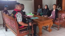 Tim Kejari Blora saat berada di rumah perangkat desa Sogo inisial K. 