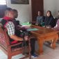 Tim Kejari Blora saat berada di rumah perangkat desa Sogo inisial K. 