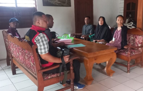 Tim Kejari Blora saat berada di rumah perangkat desa Sogo inisial K. 
