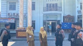 Foto: Sejumlah personel siaga di Sekolah SMA di Demak.