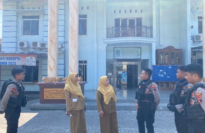 Foto: Sejumlah personel siaga di Sekolah SMA di Demak.