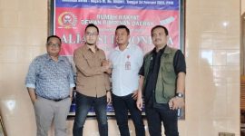 Foto: Dua dari kiri, Jatmiko, pihak Managemen perusahaan transportir BBM khusus industri PT Jagad Trans Energi, saat berada di kantor BPAN Jawa Tengah, Demak.