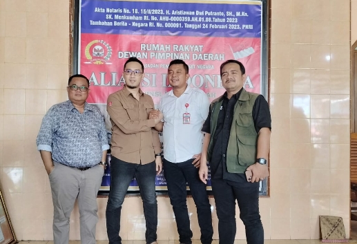Foto: Dua dari kiri, Jatmiko, pihak Managemen perusahaan transportir BBM khusus industri PT Jagad Trans Energi, saat berada di kantor BPAN Jawa Tengah, Demak.