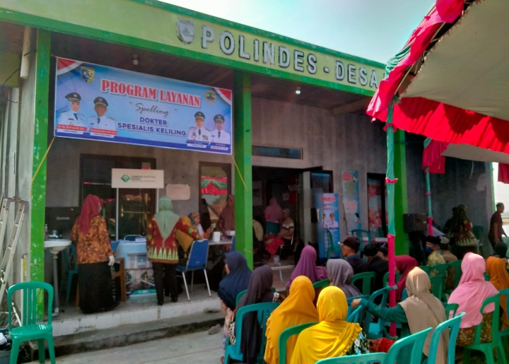 Kegiatan layanan Dokter Spesialis Keliling di Desa Betahwalang, Kecamatan Bonang, Kab. Demak. Nampak masyarakat setempat antusias.