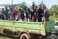 Gerombolan orang diduga suruhan PT LPI saat mendatangi dan melakukan perusakan rumah di lahan petani Pundenrejo