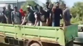 Gerombolan orang diduga suruhan PT LPI saat mendatangi dan melakukan perusakan rumah di lahan petani Pundenrejo