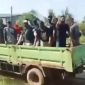 Gerombolan orang diduga suruhan PT LPI saat mendatangi dan melakukan perusakan rumah di lahan petani Pundenrejo