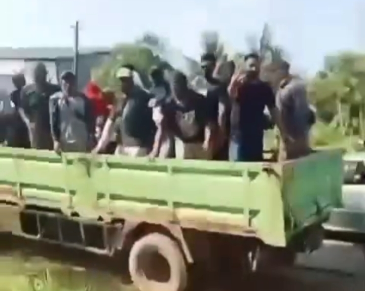 Gerombolan orang diduga suruhan PT LPI saat mendatangi dan melakukan perusakan rumah di lahan petani Pundenrejo