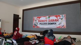 Personel Polres Demak saat sedang donor darah.