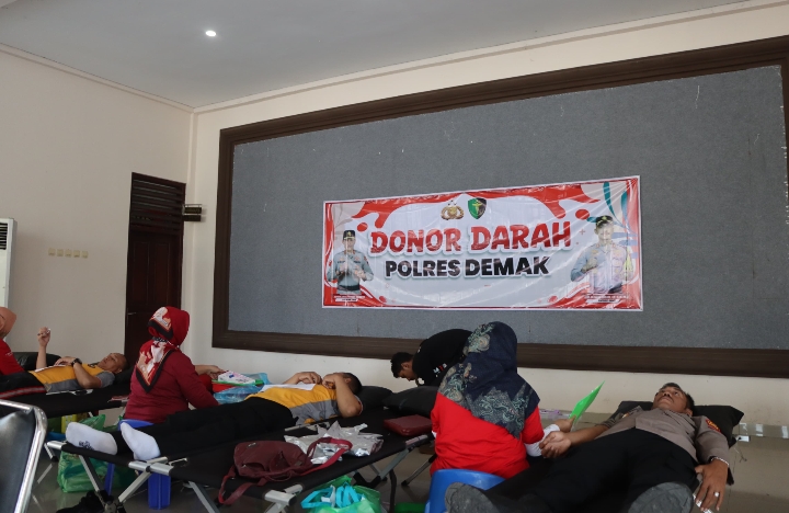 Personel Polres Demak saat sedang donor darah.