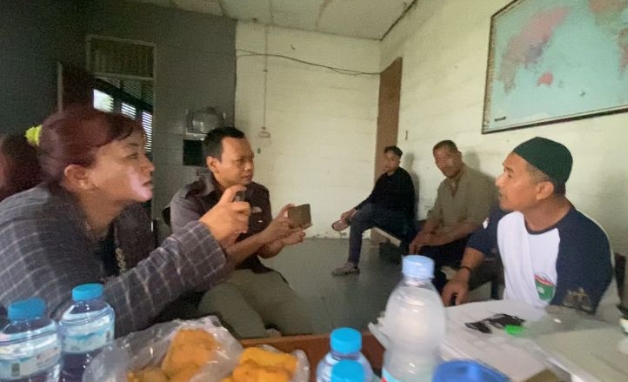 Edis Santoso, SH, MH, kuasa hukum Eko Soedadi (Alm) saat konferensi pers ungkap lahan eks kandang ternak sapi di desa Patemon, Kec.Tengaran, Semarang.